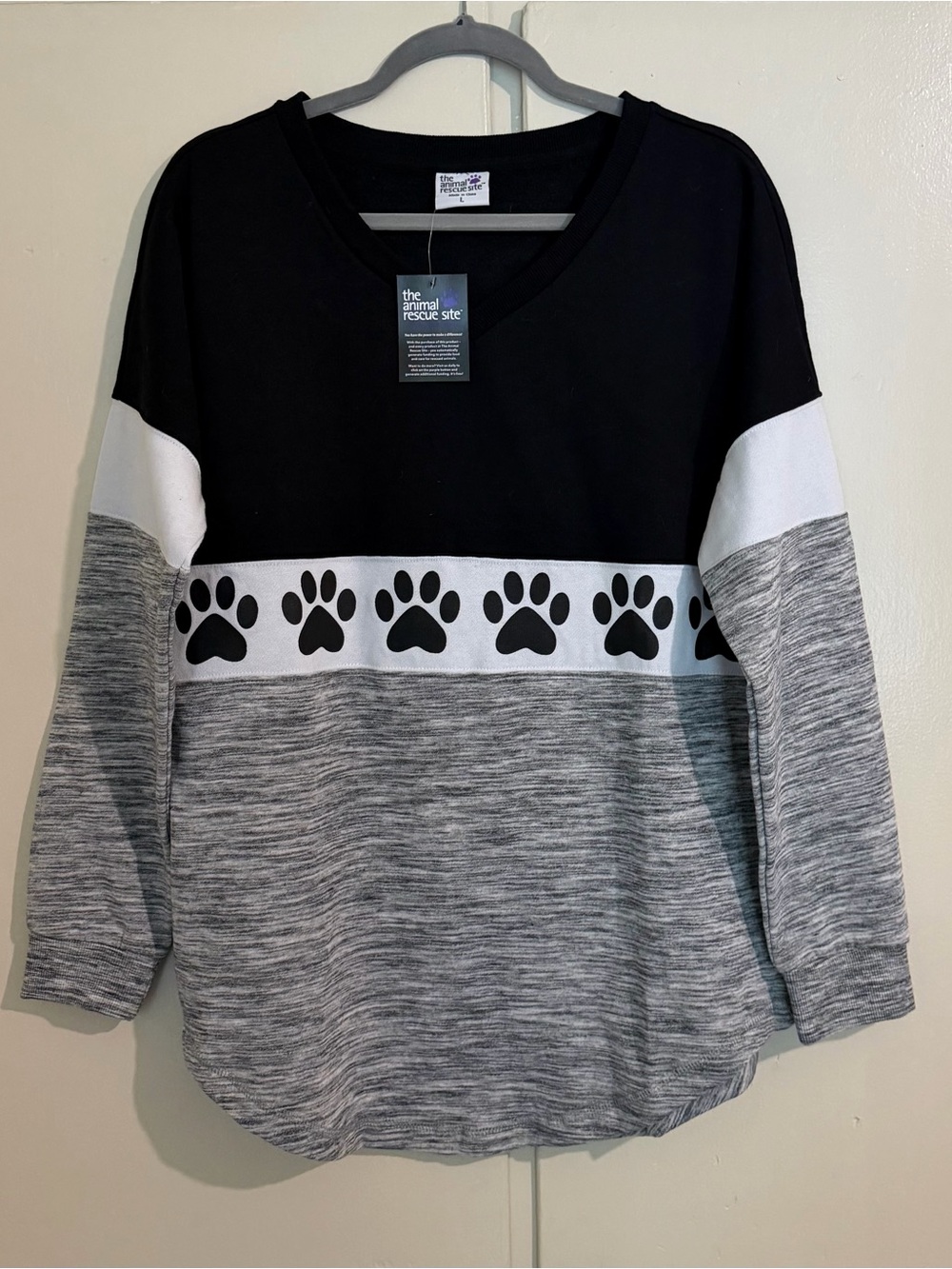 New paw print 🐾 sweatshirt size L from the animal rescue site.